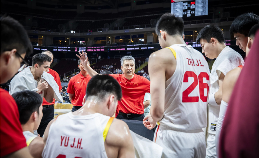 b体育下载-比张镇麟还差！中国男篮逆转夜最失意之人：失误被换下 出场30秒