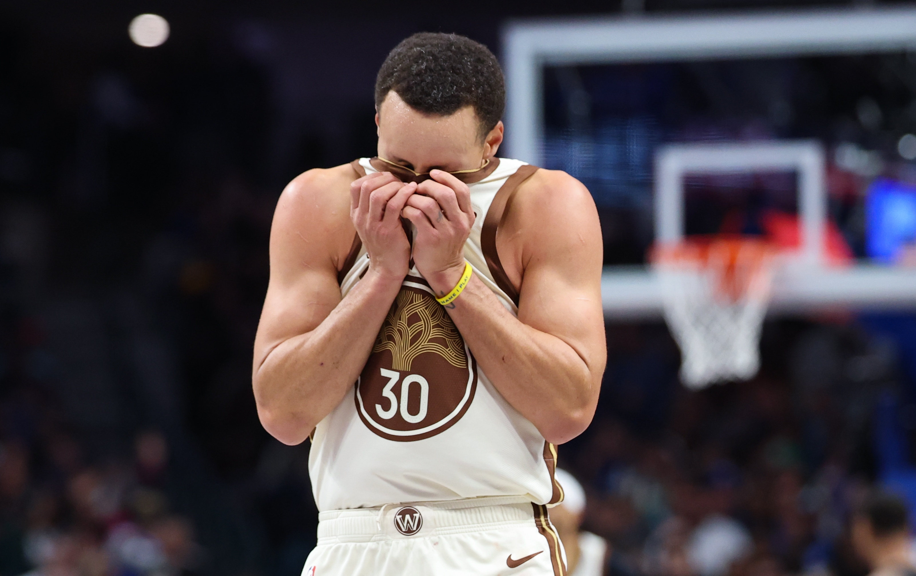 bsport体育娱乐官网入口-库里复出毫无益处！勇士图啥？为首轮游而毁掉抢字母哥的底牌？